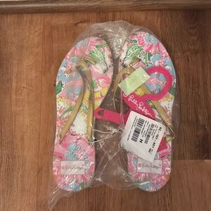 Lilly Pulitzer for Target flip flops
Size 9
NWT